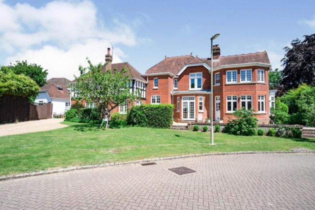 Property photo 1 of 8
