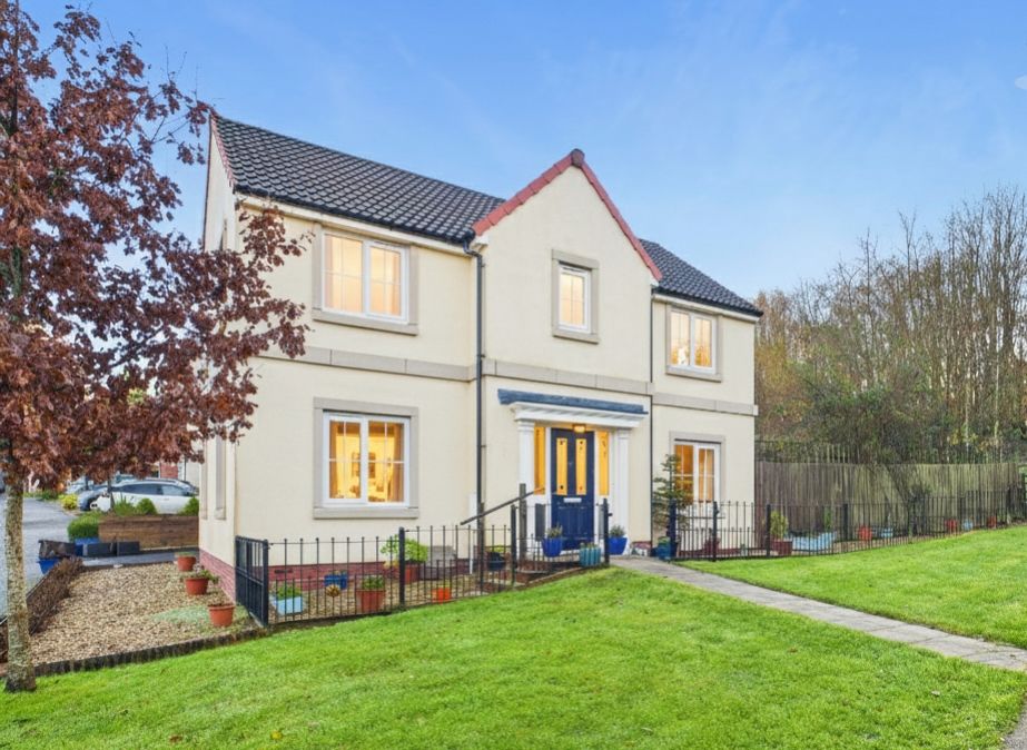 Property photo 1 of 18 Ewemove South Molton - Front