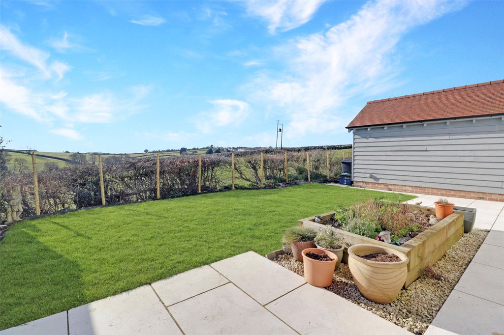 Property photo 2 of 16 Picture No. 13