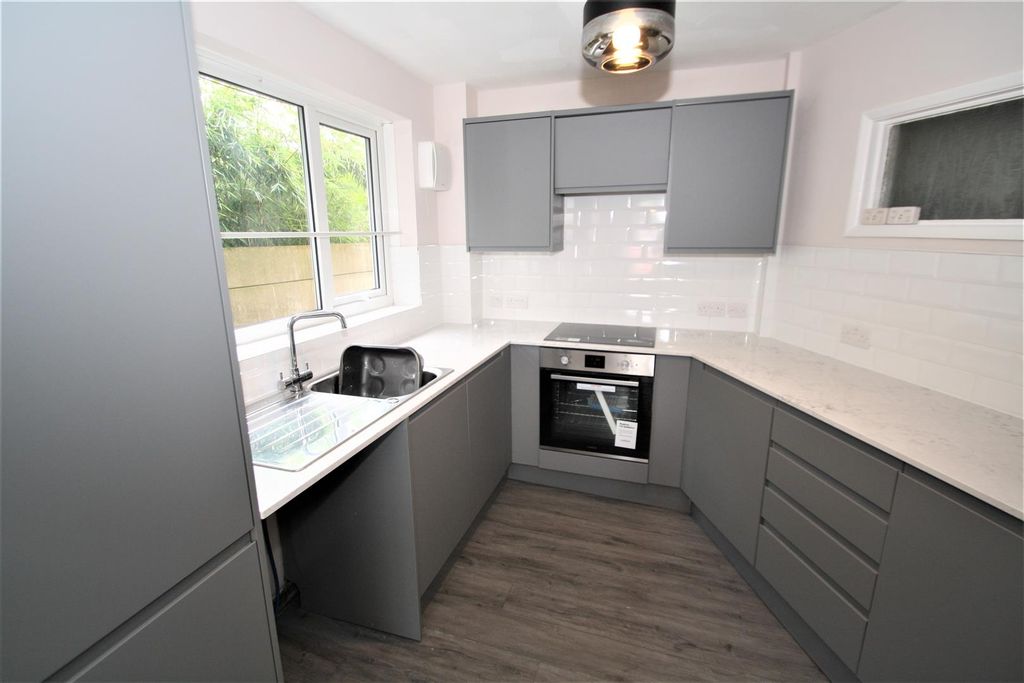 Property photo 3 of 7 Kitchen