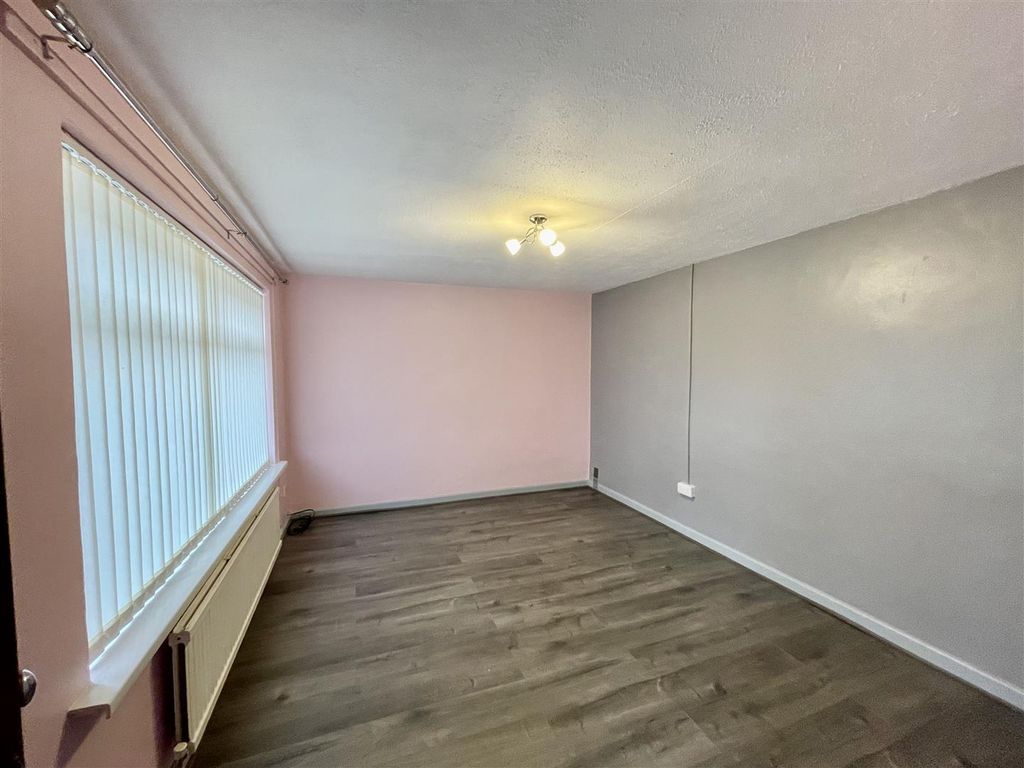 Property photo 2 of 11 Lounge