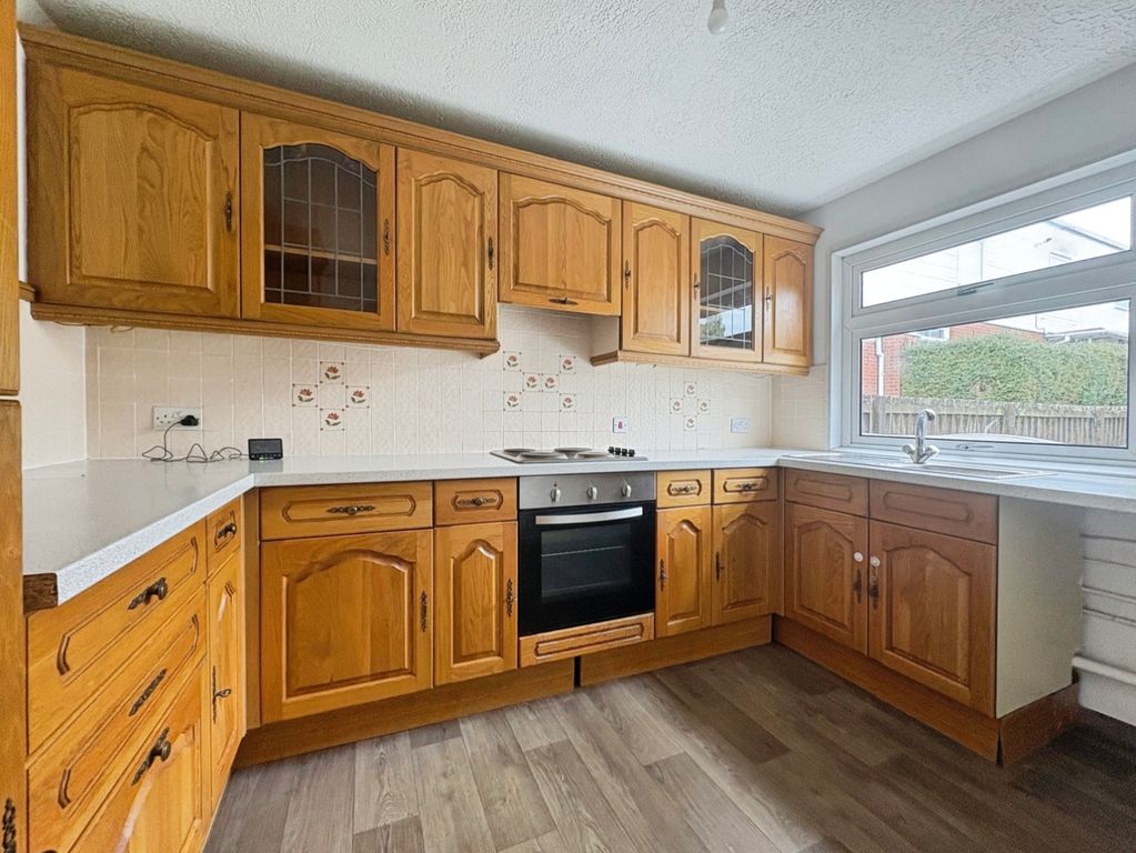 Property photo 3 of 10 Kitchen