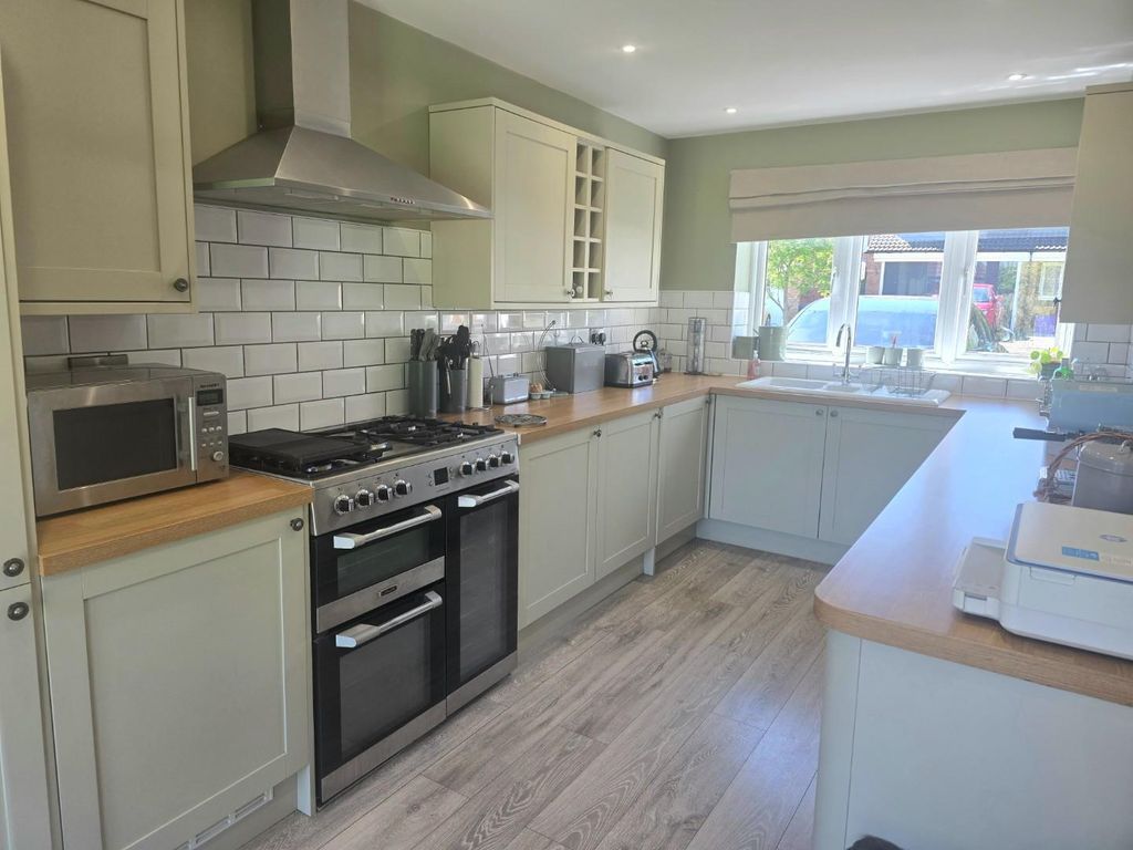 Property photo 3 of 26 Kitchen