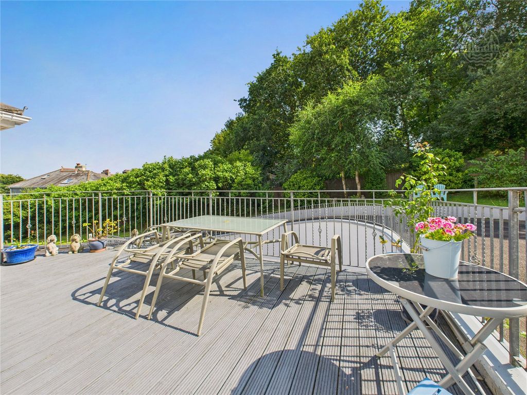 Property photo 3 of 30 Terrace