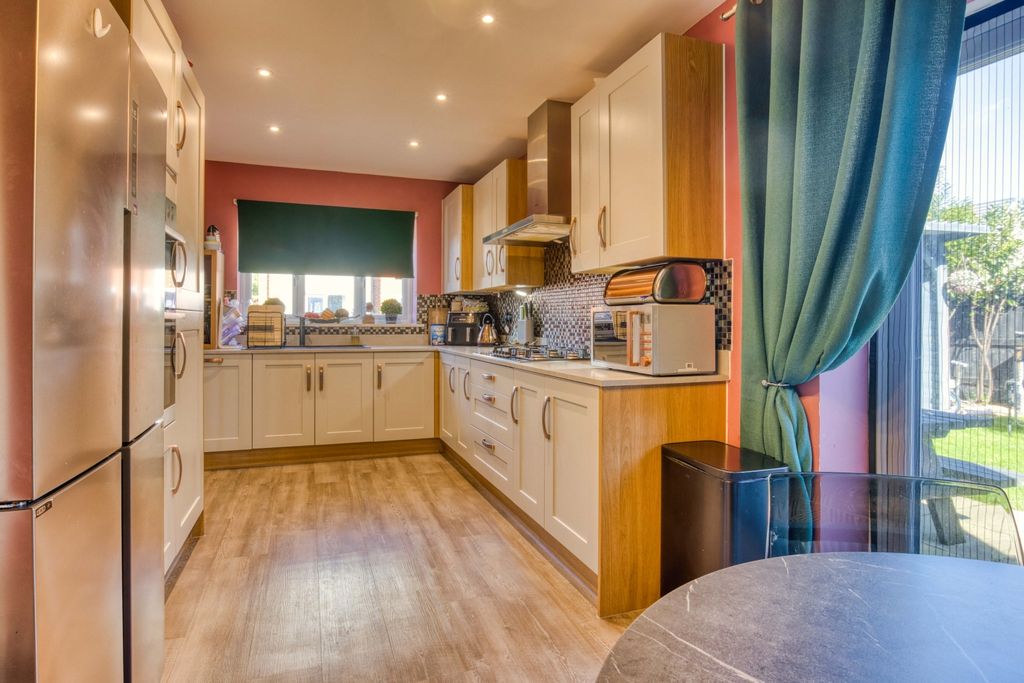 Property photo 2 of 22 Ewemove Taunton - Jeffords Close (17)