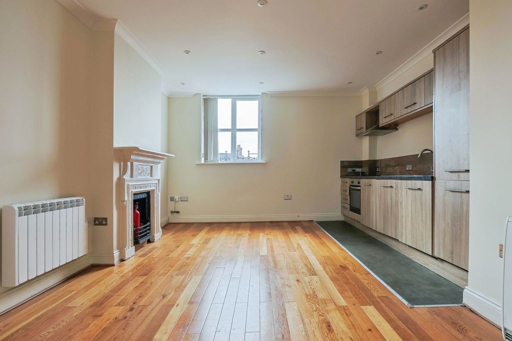 Property photo 3 of 14 Kitchen/Lounge