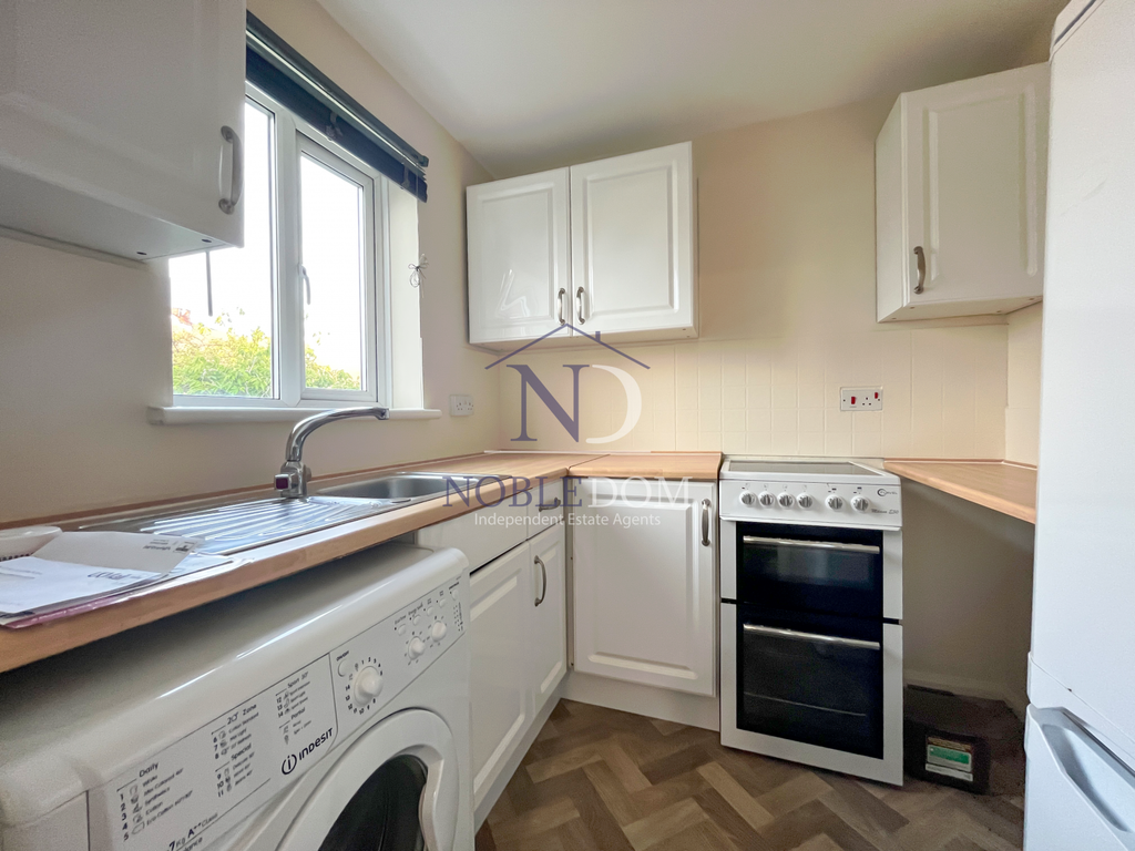 Property photo 1 of 7 Studio Flat In Chessington