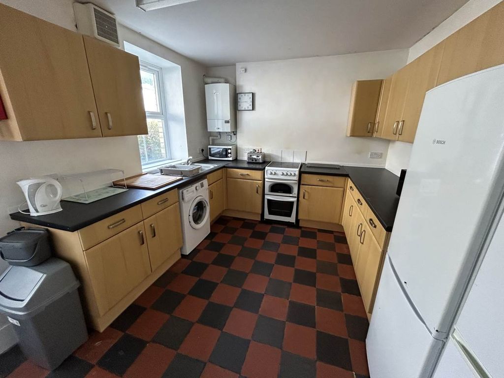 Property photo 2 of 8 Kitchen