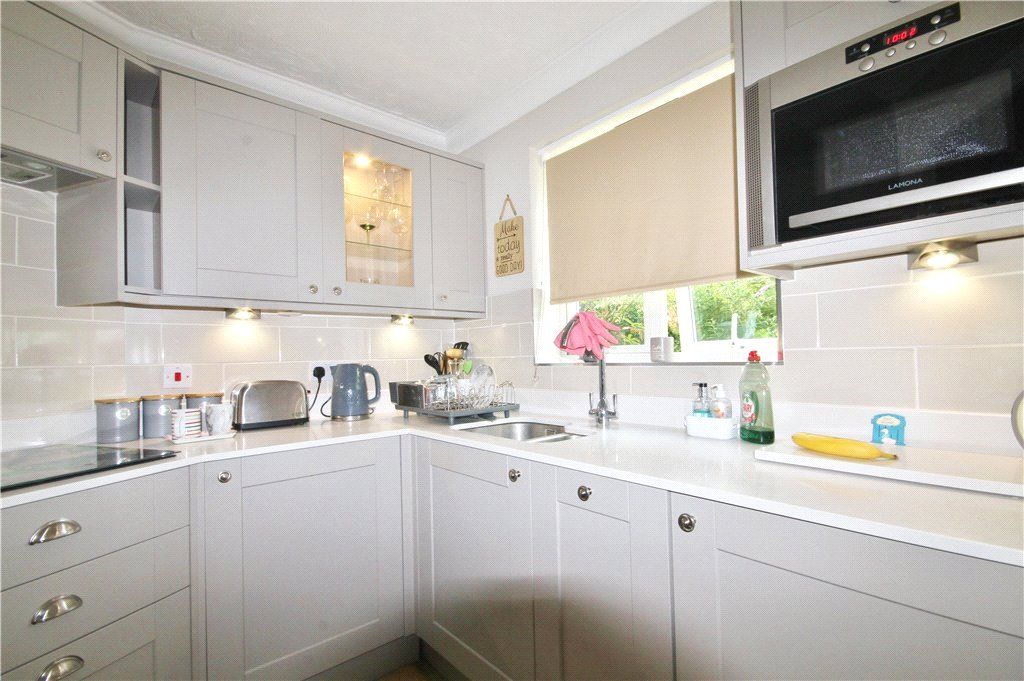 Property photo 3 of 11 Kitchen