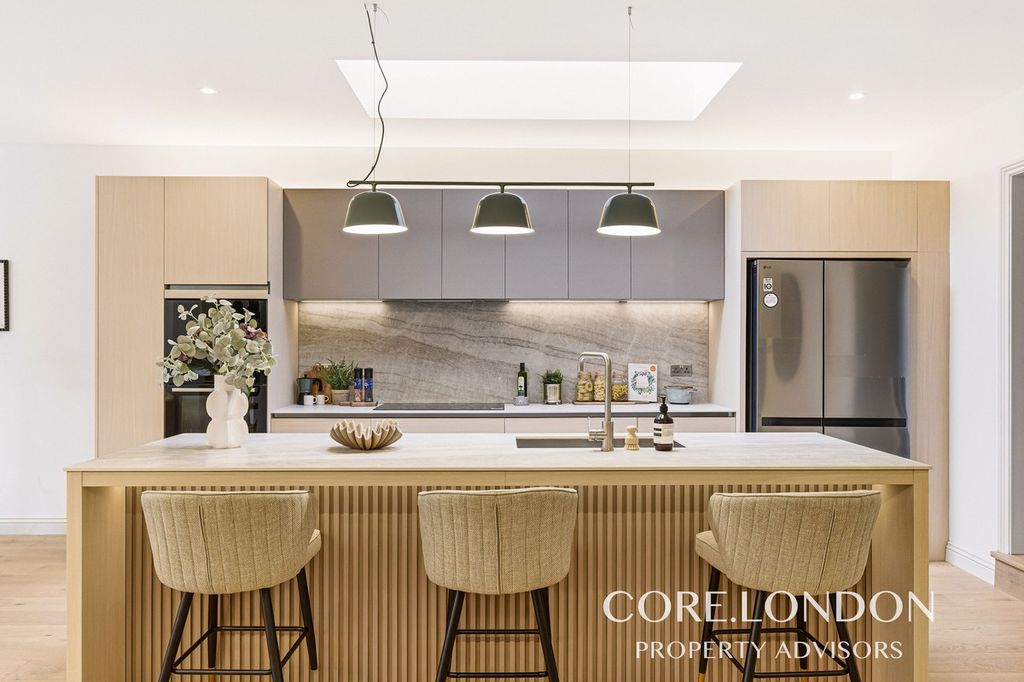 Property photo 2 of 25