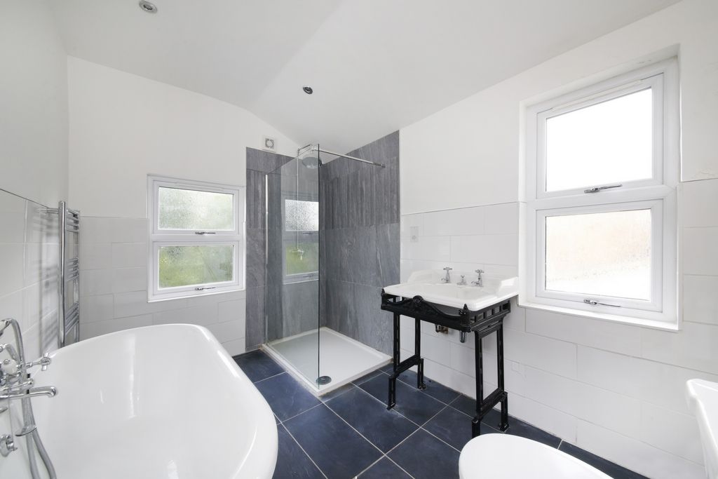 Property photo 3 of 10 Bathroom