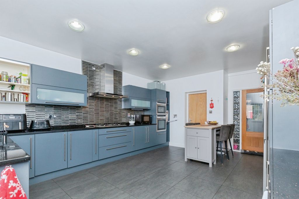 Property photo 3 of 19 Kitchen