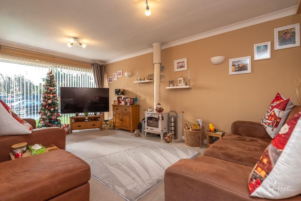 Property photo 2 of 31 Living Room