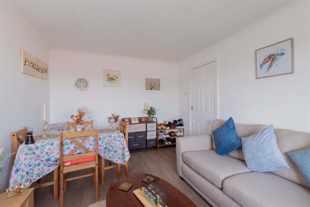 Property photo 3 of 10 4 Suffolk Close-7.Jpg