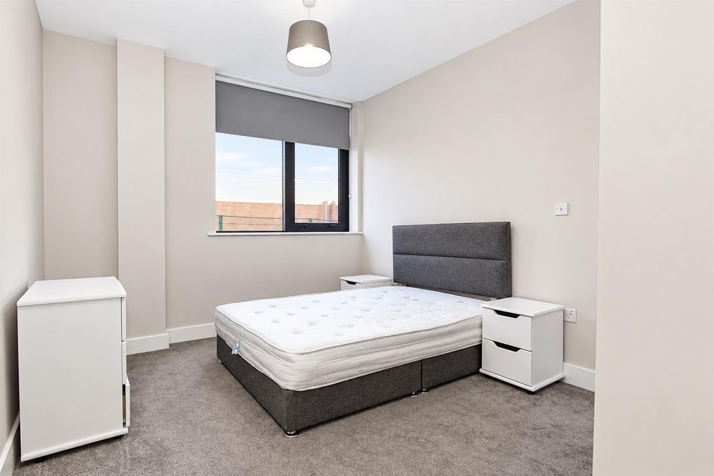Property photo 3 of 8 Bright Modern Double Bedroom With Ample Storage...