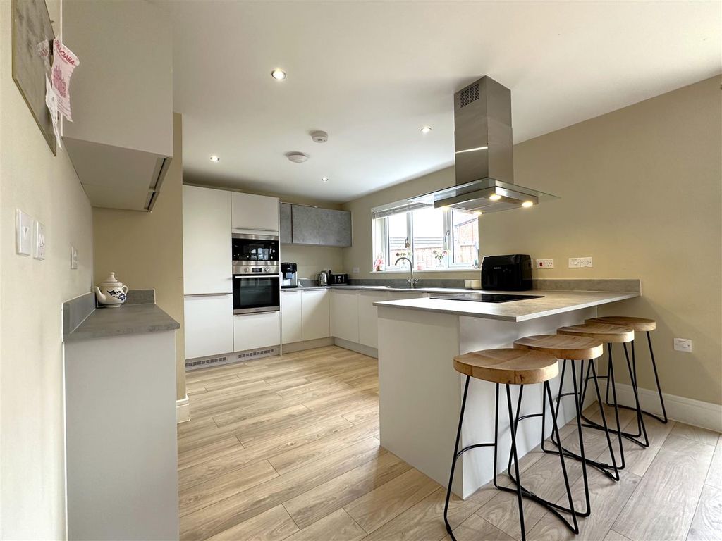 Property photo 2 of 29 Breakfast Kitchen 470