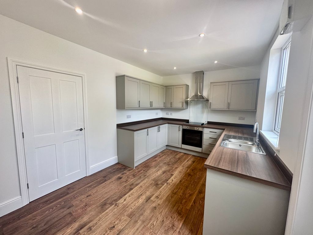 Property photo 3 of 11 Kitchen