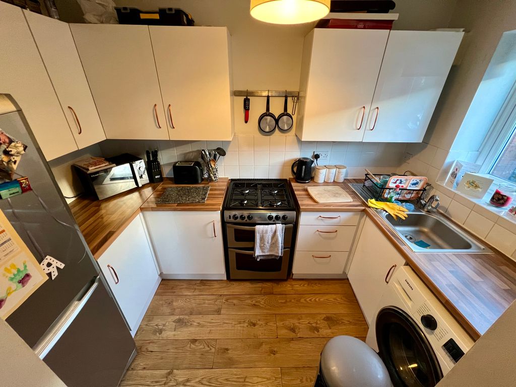 Property photo 3 of 8 Kitchen