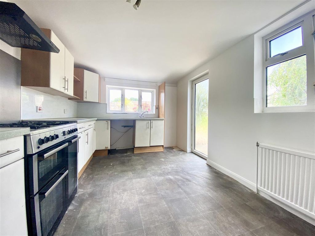 Property photo 3 of 12 Kitchen