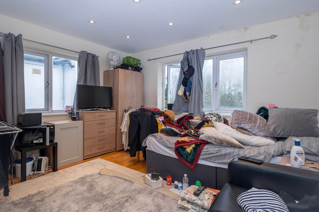 Property photo 3 of 4