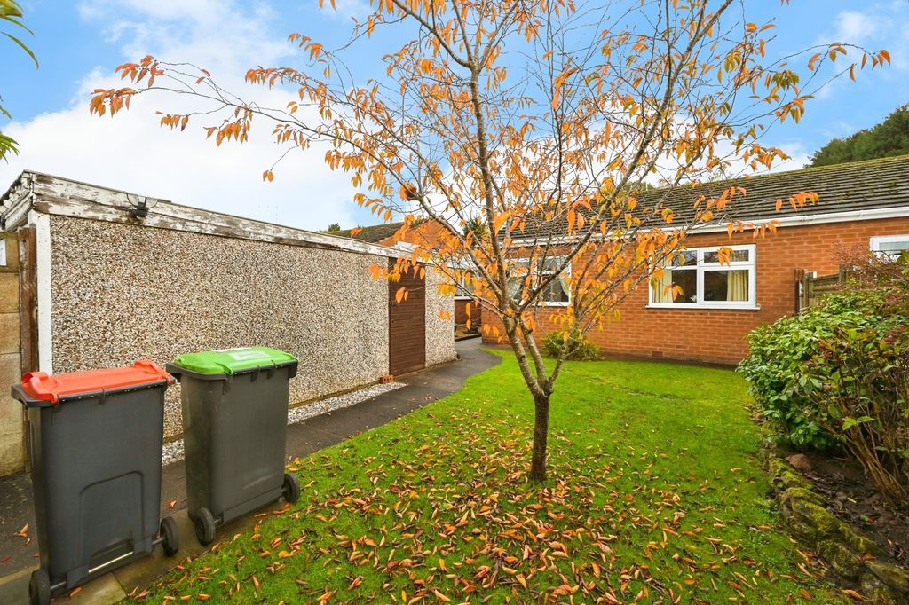 Property photo 3 of 17 Garage