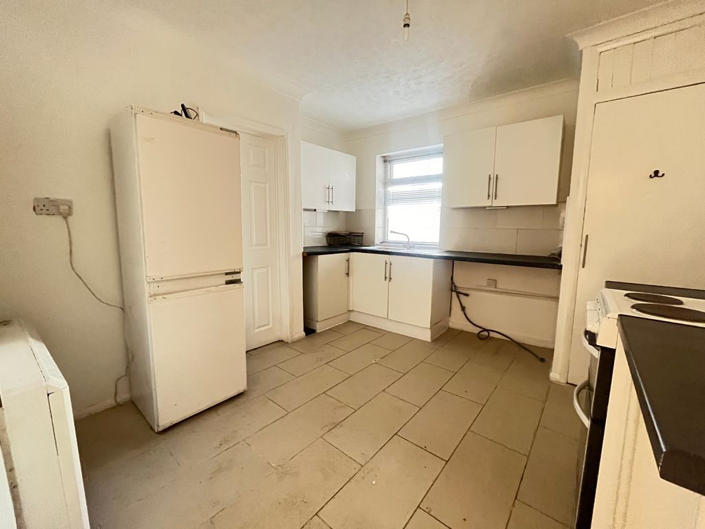 Property photo 3 of 6 Kitchen