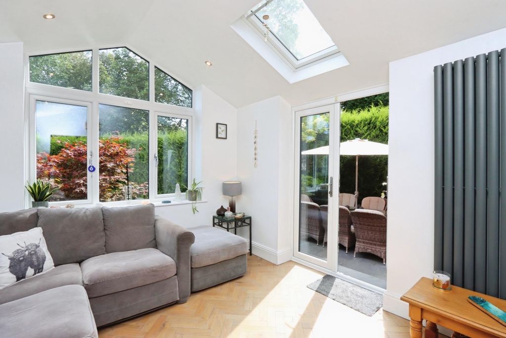 Property photo 1 of 37 Summer Room