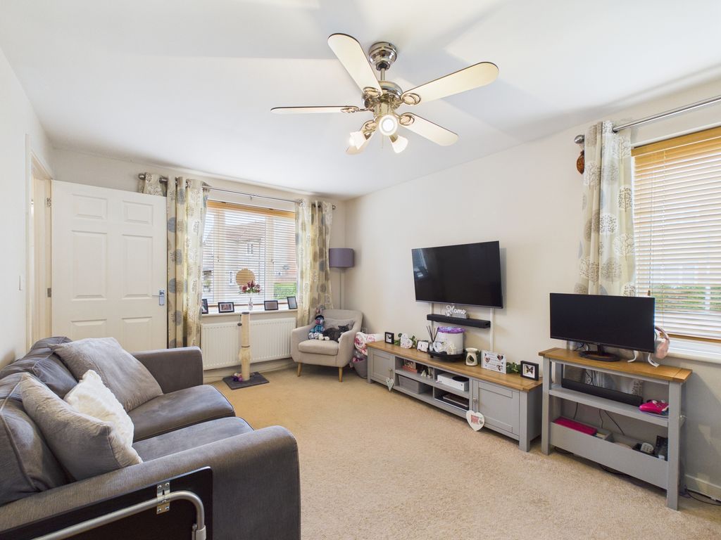 Property photo 3 of 18 Lounge