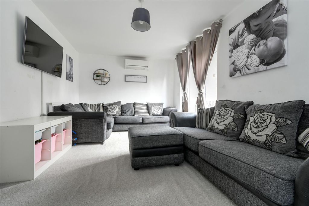 Property photo 3 of 25 Lounge