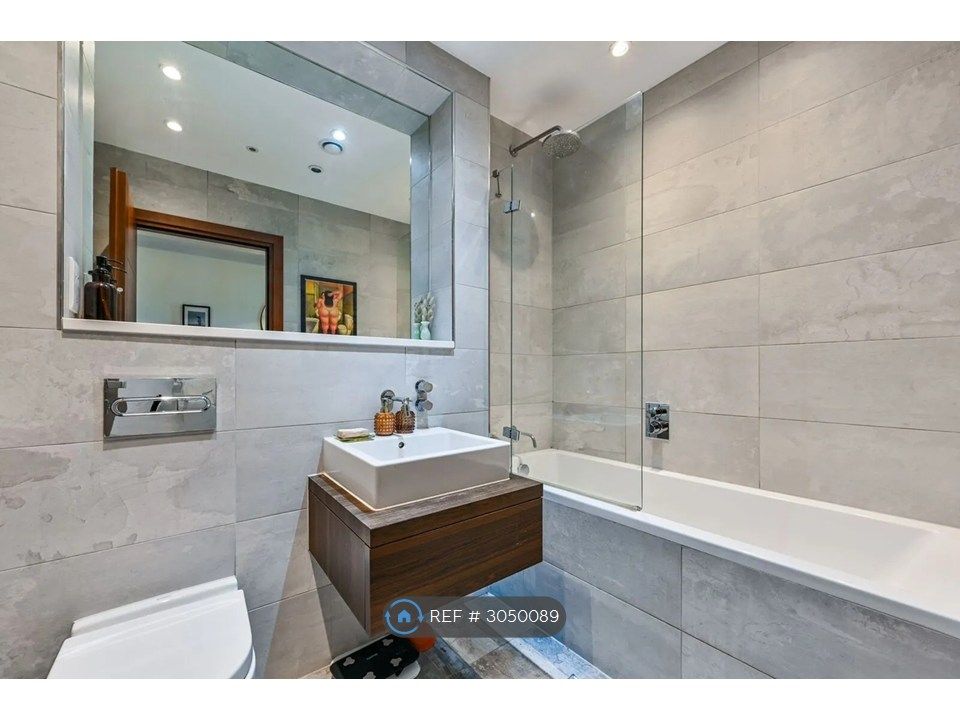 Property photo 3 of 9 Bathroom