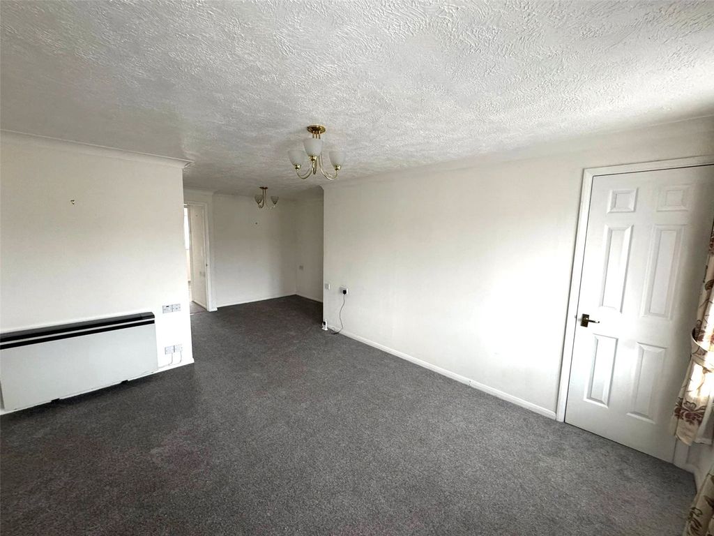 Property photo 3 of 11 Lounge