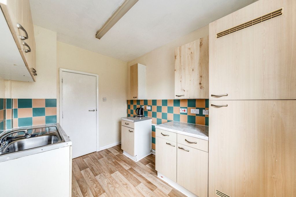 Property photo 3 of 10 Kitchen