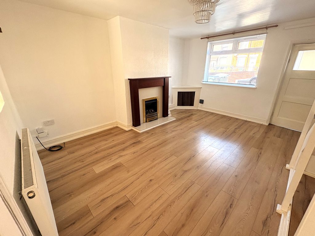 Property photo 3 of 17 Lounge