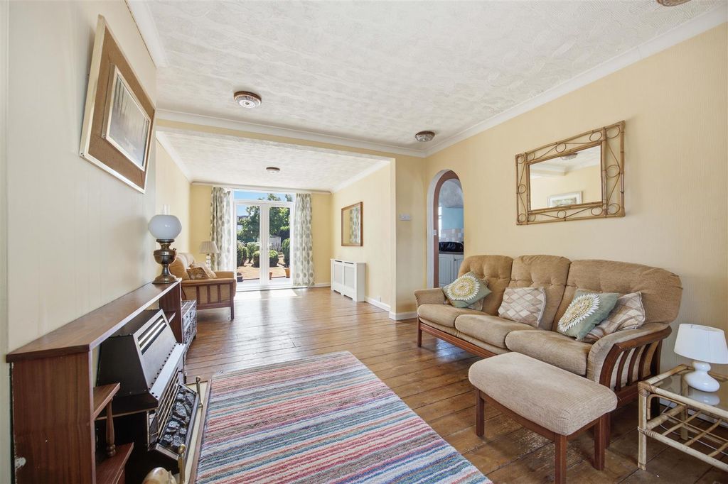Property photo 2 of 16 Through Lounge