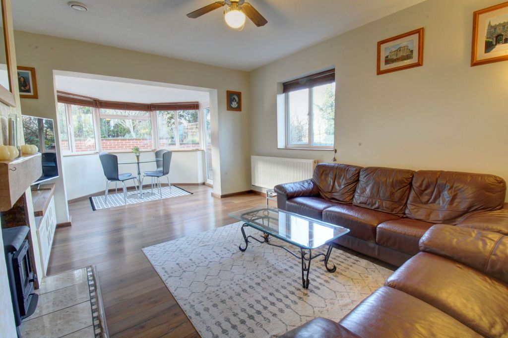 Property photo 3 of 18 Lounge 2