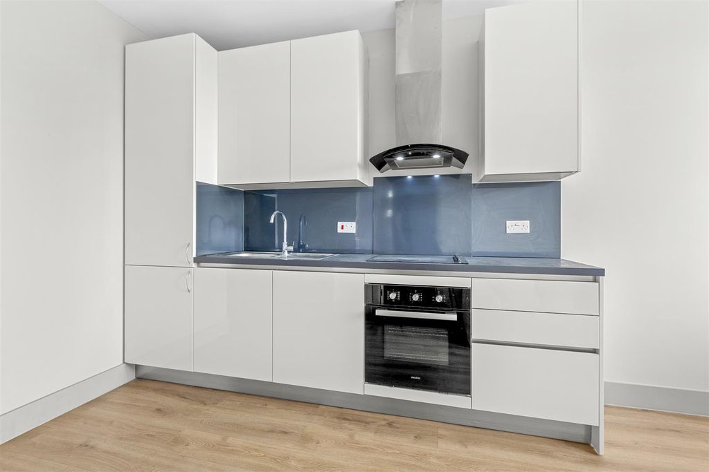 Property photo 3 of 7 Kitchen