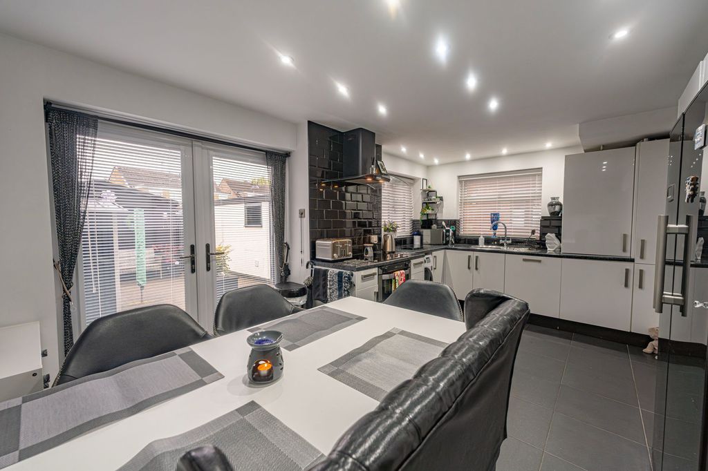 Property photo 2 of 32