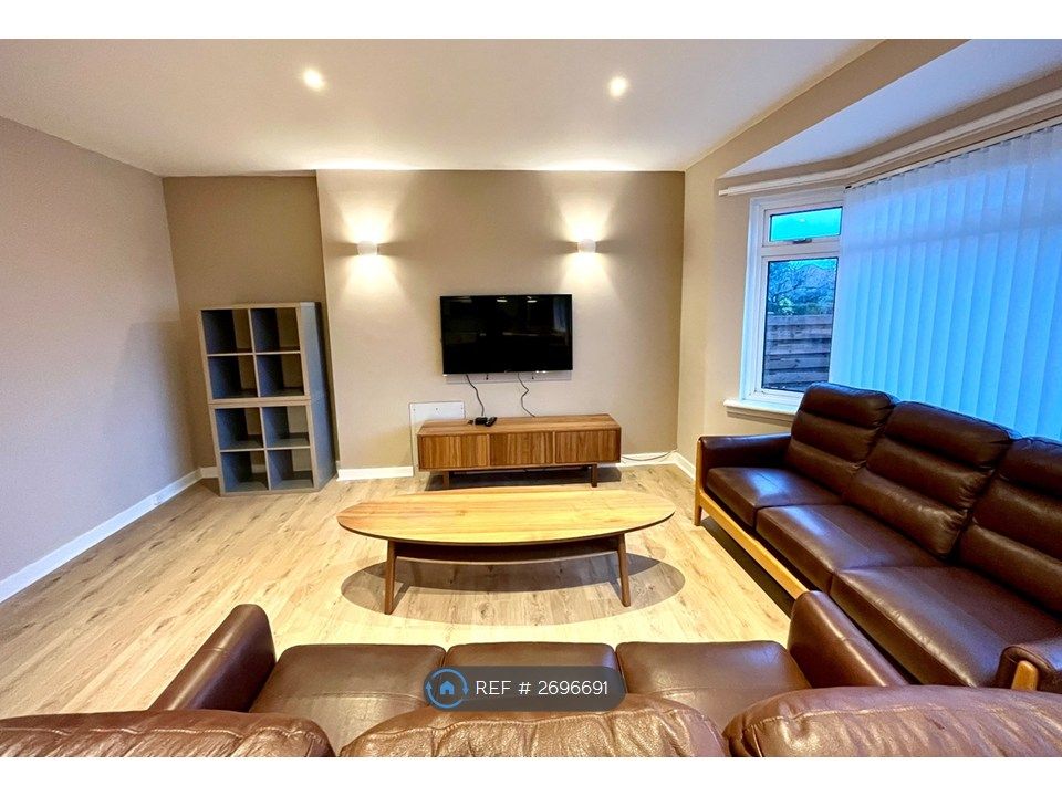 Property photo 3 of 17 Living Room