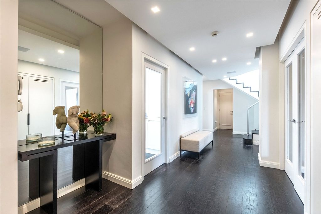 Property photo 3 of 10 Entrance Hall