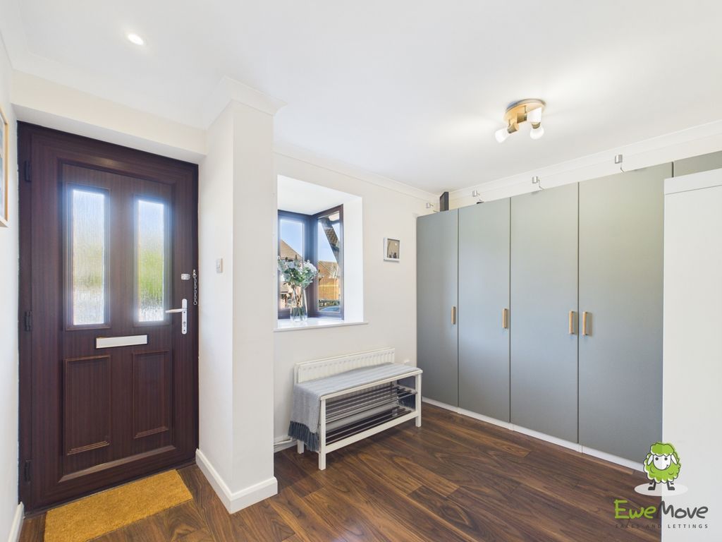 Property photo 2 of 22 Ewemove Estate Agents Basingstoke - Highmoors