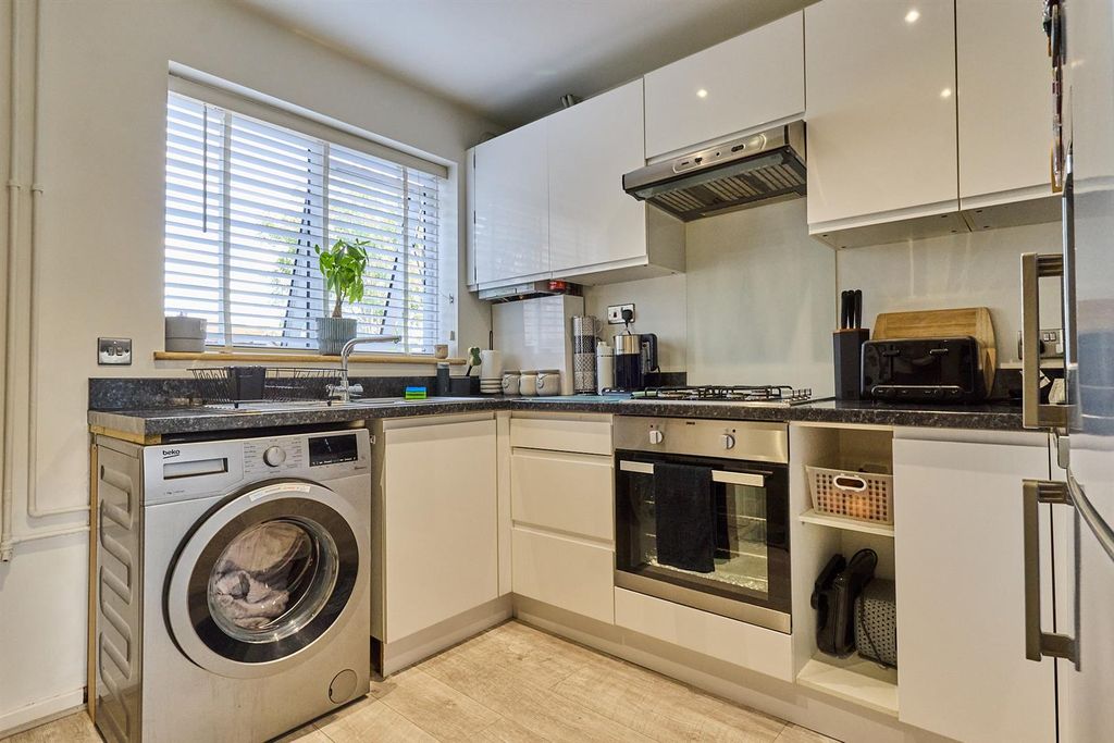 Property photo 3 of 15 Armadale Close.Jpg