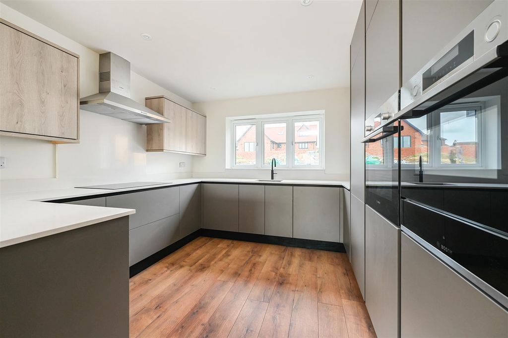 Property photo 3 of 40 Winchelsea Road Tn 35 (41).Jpg