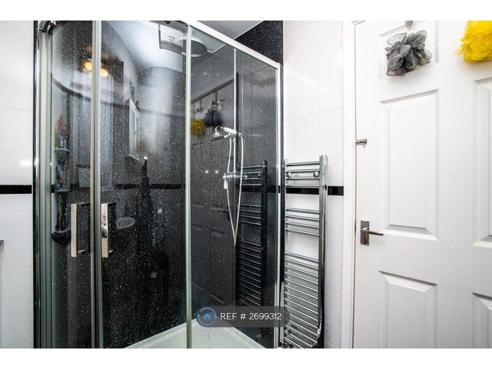 Property photo 3 of 31 Quadrant Shower Cubicle