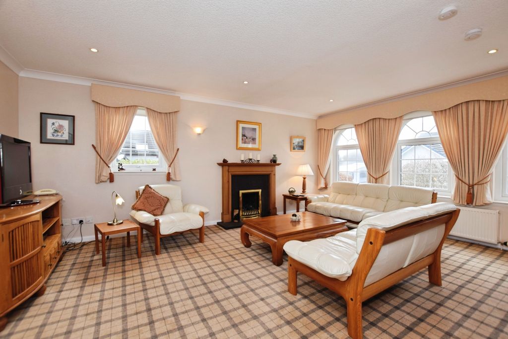 Property photo 2 of 15 Lounge