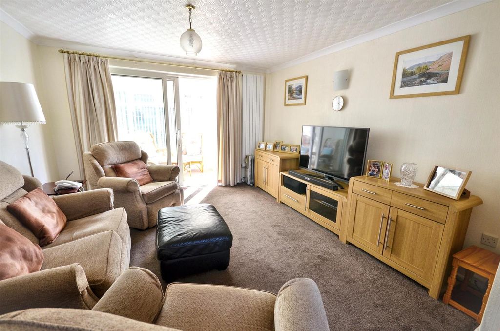 Property photo 2 of 18 Lounge