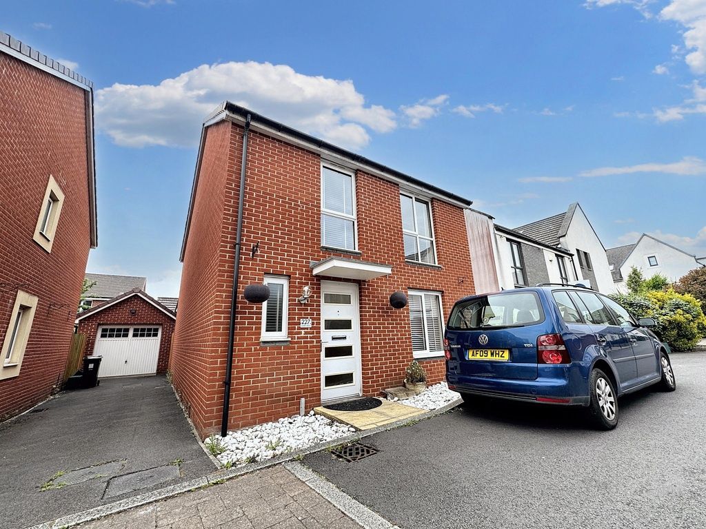 Property photo 3 of 10 Well-Kept Brick Semi With Driveway And Garage...