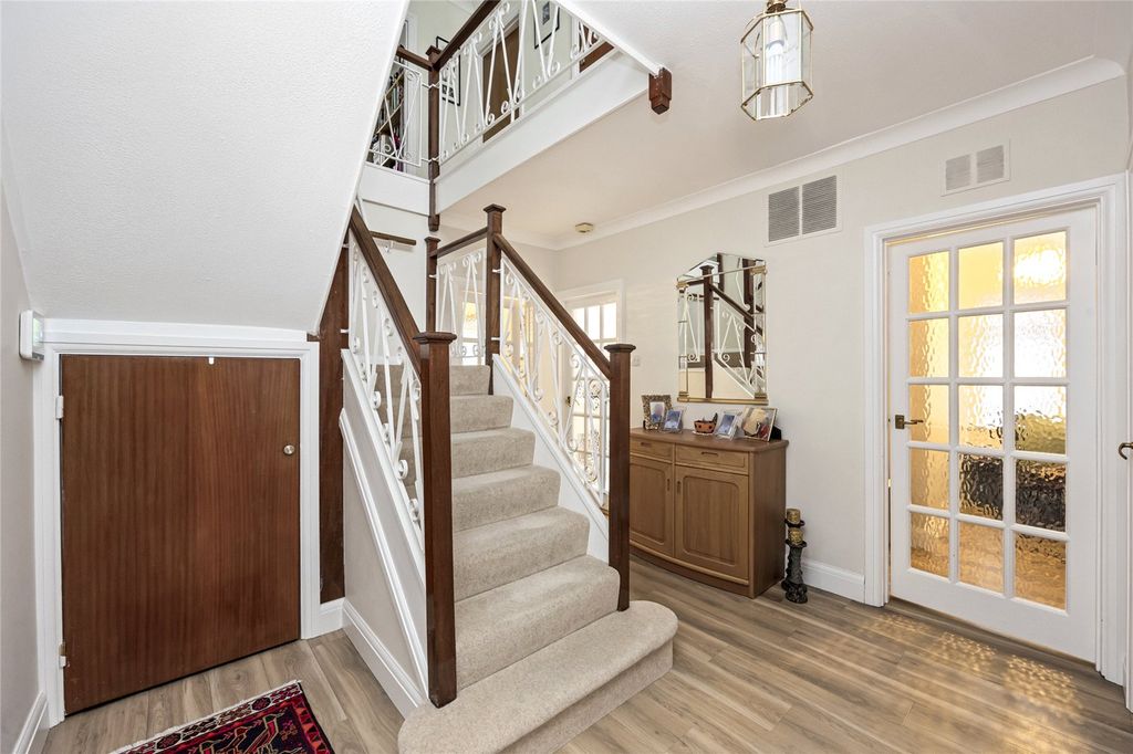 Property photo 2 of 14 Entrance Hall