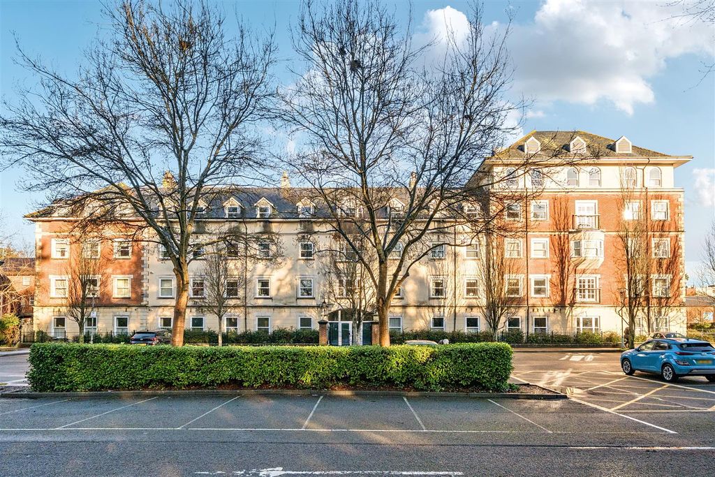 Property photo 1 of 17 Hascombe Court