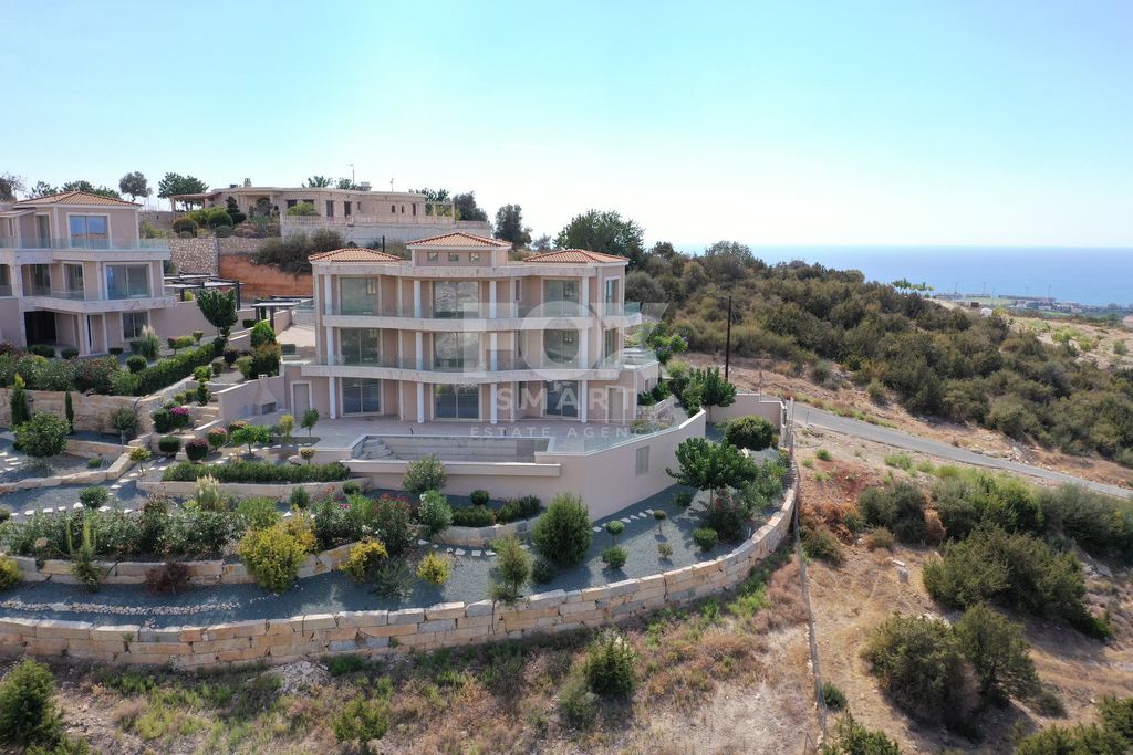 Property photo 1 of 11 Exclusive Five-Bedroom Villa For Sale With Sea And Mountain