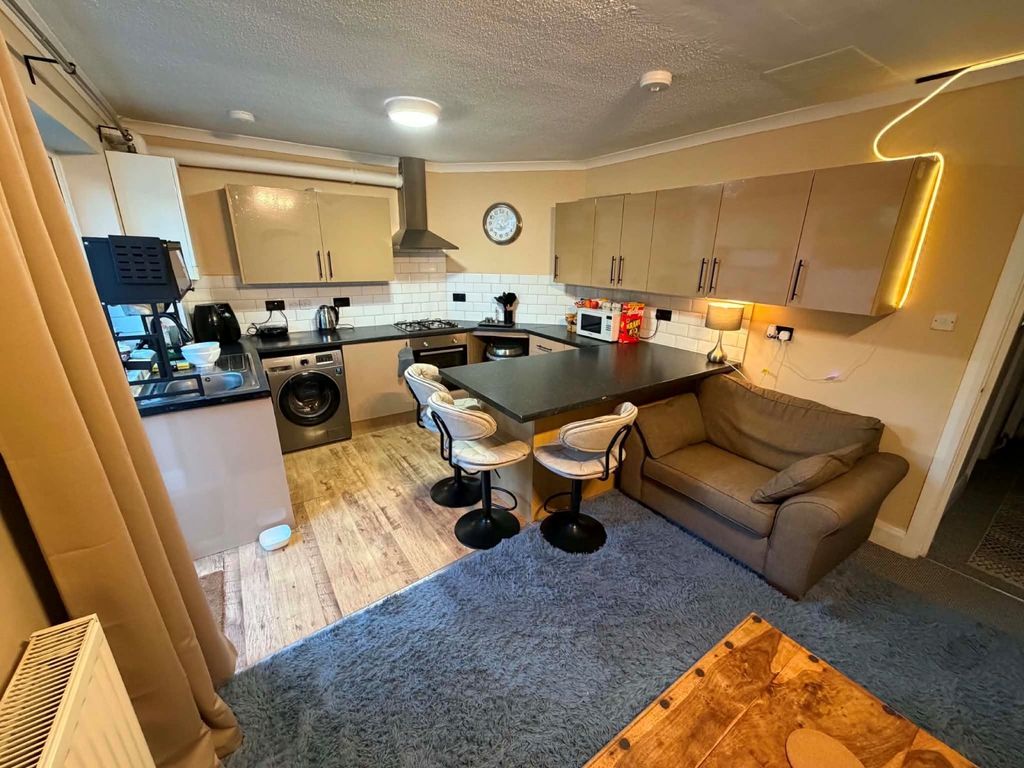 Property photo 3 of 8 Kitchen/Lounge